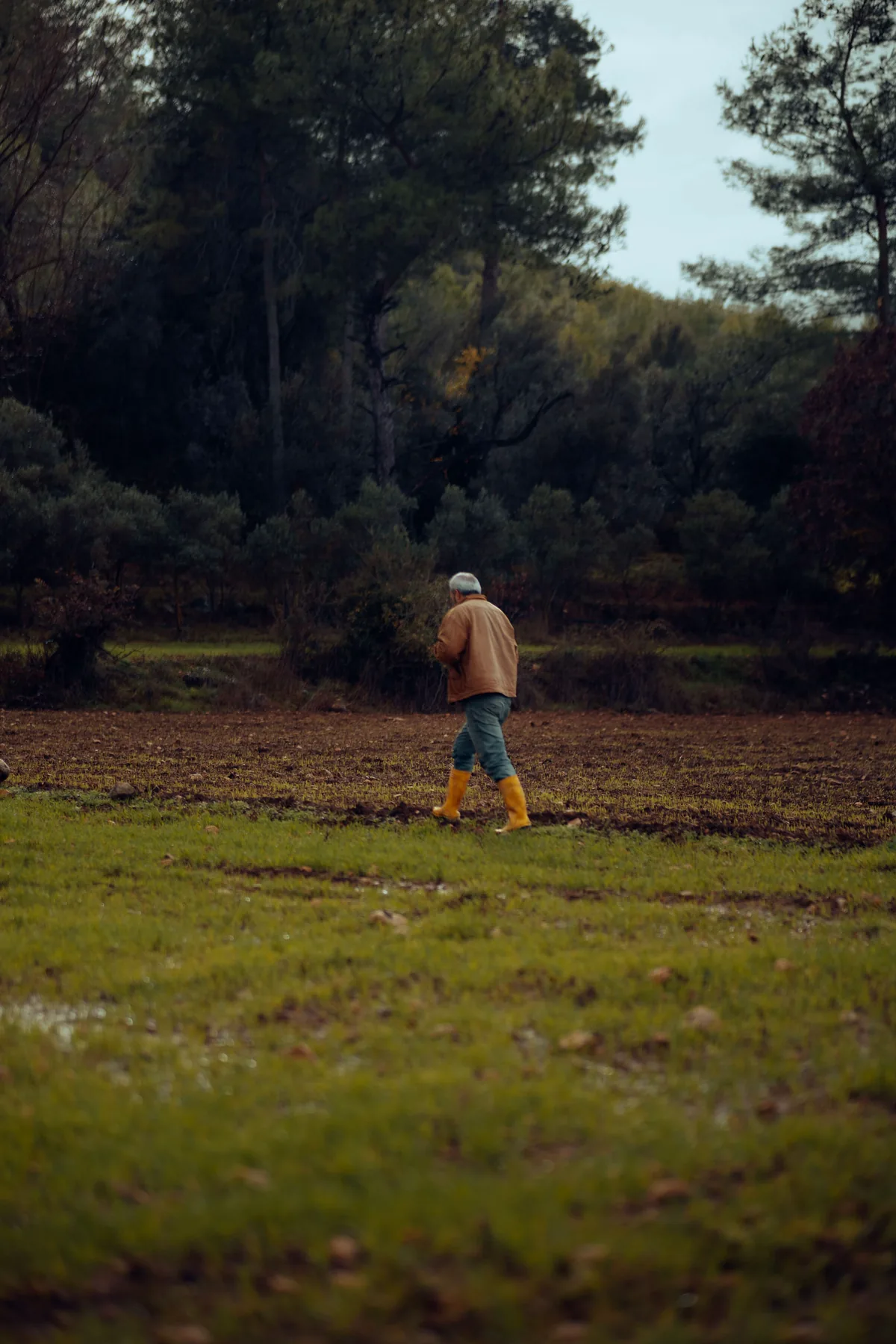 Trabalhador utilizando botas em ambiente rural